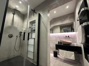 比尔古Lorenzo x Casa Norte的一间带玻璃淋浴和水槽的浴室
