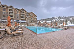 帕克城Ski-InandSki-Out Condo in Park City with 6 Balconies!的一个带躺椅的游泳池和一间酒店