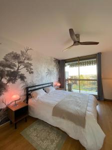 蒙特里夏尔Horizon sur le Cher的一间卧室配有一张床和吊扇