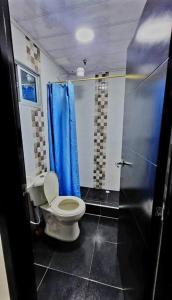 波哥大Departamento amoblado en Kennedy central的一间带卫生间和蓝色淋浴的浴室