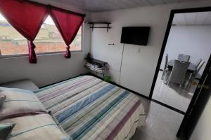 波哥大Departamento amoblado en Kennedy central的一间小卧室,配有床和窗户