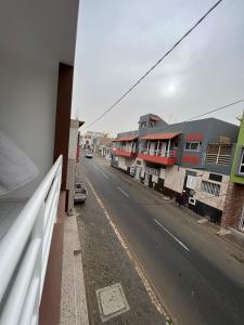 埃斯帕戈斯PIMONTAPARTMENTS的从大楼的阳台上可欣赏到街道景色