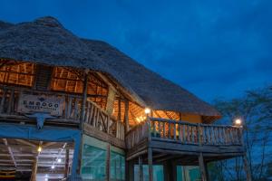 KatokeEmbogo Safari Lodges的一座带茅草屋顶的大型竹制建筑