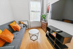 伦敦Cosy Urban Oasis 2 Bedroom Flat in Tottenham ( Sleeps 5 People )的客厅配有沙发和桌子