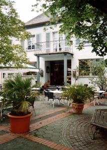 比特堡路易米勒酒店的一座带桌椅的庭院的建筑