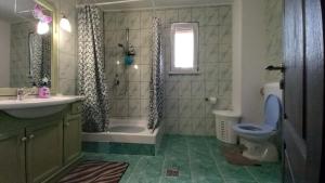 比卡兹David House的带浴缸、卫生间和盥洗盆的浴室