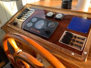 萨斯尼茨Stahlschiff DORINA的一张带音响设备的木桌