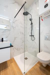 La DestrousseROMARIN * Lumineux * Linge hôtelier * Fibre * Confort的带淋浴和卫生间的浴室