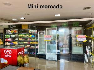 里贝朗普雷托Studio 909 - Iguatemi Ribeirão Preto的商场里的迷你超市