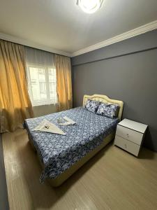 伯萨URAZ Suit Otel的一间卧室设有一张床和一个窗口