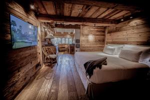 梅杰夫Zannier Hotels Le Chalet的小木屋内一间卧室,配有一张大床