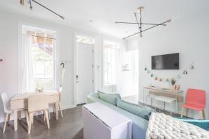 卡温顿Pastel Paradise - Adorable Covington Apartment的客厅配有蓝色的沙发和桌子
