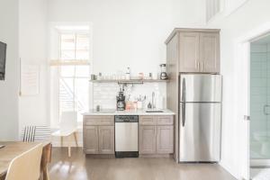 卡温顿Cute & Cozy - Perfect for Business or Leisure的厨房配有不锈钢冰箱
