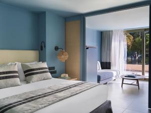 伊斯米亚Kalamaki Beach Resort的一间带大床的卧室和一间客厅