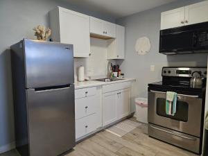博尼塔斯普林斯Seahorse - Tiny Home 1.2 Mi, 2 Beach Kitchen W & D Queen Bed的厨房配有不锈钢冰箱和炉灶。