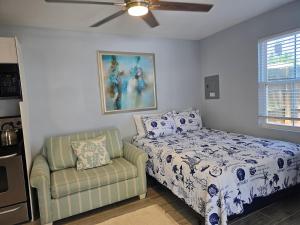 博尼塔斯普林斯Seahorse - Tiny Home 1.2 Mi, 2 Beach Kitchen W & D Queen Bed的一间卧室配有一张床、一张沙发和吊扇。