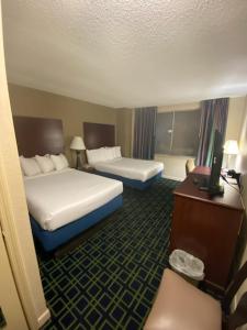 亚特兰大Barclay Hotel Atlanta Downtown的酒店客房配有两张床和一张书桌