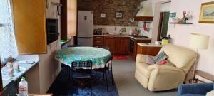 阿维利亚纳Antiche Mura的厨房配有沙发和桌子