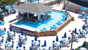 西雅茅斯Cape Cod Family Resort and Parks的享有带椅子和遮阳伞的游泳池的上方景致