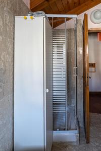 奥斯塔埃克塞内克斯公寓的浴室里设有玻璃门淋浴