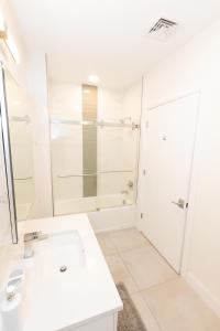 联城Amusing 2-bedroom haven close to New york city的浴室配有白色水槽和淋浴。