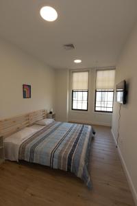 联城Amusing 2-bedroom haven close to New york city的一间卧室配有一张床和一台电视