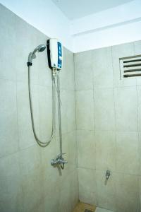 DematapelessaUdawalawe Elegant Hostel的带淋浴喷头的浴室