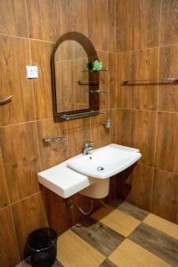 DematapelessaUdawalawe Elegant Hostel的浴室设有白色水槽和镜子