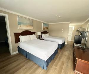 西雅茅斯Cape Cod Family Resort and Parks的酒店客房配有两张床和一张书桌
