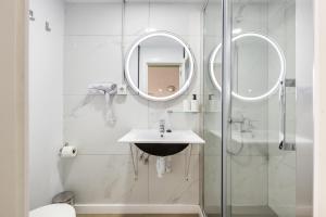 马略卡岛帕尔马Regina Selfcheck-in Smart Rooms的浴室配有盥洗盆和带镜子的淋浴