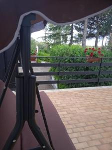 尼科洛西Tenuta SGB - Il profumo del vino Etna Nicolosi的阳台配有桌子和摄像头