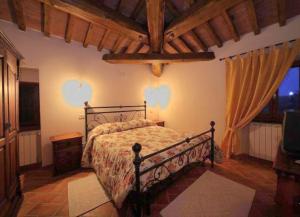 拉迪科法尼LA CASA DEL CALZOLAIO的一间卧室配有一张床和一台电视