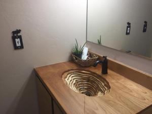 埃斯卡兰特Ponderosa Inn的浴室设有木制水槽和镜子