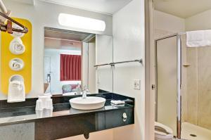 匹兹堡6号汽车旅馆 - 克拉夫的一间浴室