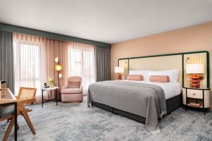 都柏林格林旅馆的酒店客房设有一张大床和一张书桌。