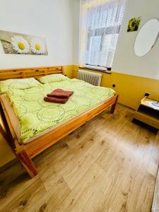 DoubiceHotel Jef a Krčma u Rytíře的一间卧室配有一张带黄色床单的床和一扇窗户。