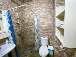 杰迪代Dar Statia 4 vue mer cité portugaise的带淋浴、卫生间和盥洗盆的浴室