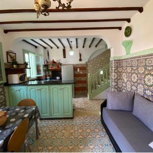 杰迪代Dar Statia 4 vue mer cité portugaise的带沙发的客厅和厨房