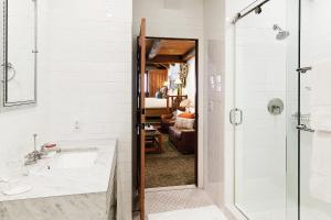 Rutherford兰彻卡姆斯旅馆的带淋浴和盥洗盆的浴室