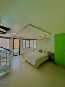 巴拿马城Hostal Panama Experience的一间卧室设有一张床,楼梯位于卧室内