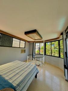 巴拿马城Hostal Panama Experience的一间设有床铺的卧室,位于带窗户的房间内