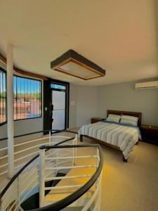 巴拿马城Hostal Panama Experience的一间带两张床的卧室和一个阳台