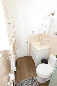 联城Convenient and private 2bed home mins to NYC的浴室配有白色卫生间和盥洗盆。