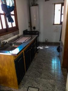 里奥夸尔托LA TRANQUERA DPTOs的厨房配有水槽和台面