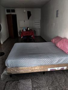 里奥夸尔托LA TRANQUERA DPTOs的一张大床,位于带桌子的房间