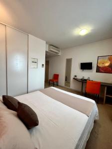 加拉尔盖莱蒙蒂厄雅塞德卡马格酒店的酒店客房设有一张大床和一张书桌。