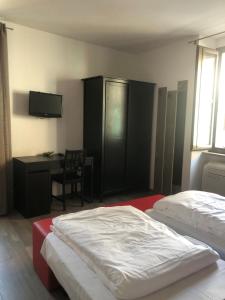 阿科索尔假日酒店的一间卧室配有两张床、一张桌子和一台电视。