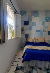 劳鲁-迪弗雷塔斯Hospedaria Guapê的一间带床的卧室,位于带窗户的房间内