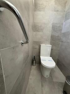 梅加利阿莫斯昂吉里克海滩酒店的一间带卫生间和淋浴的浴室