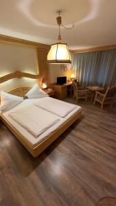 措布伦阿尔潘罗斯酒店的一间卧室,卧室内配有一张大床